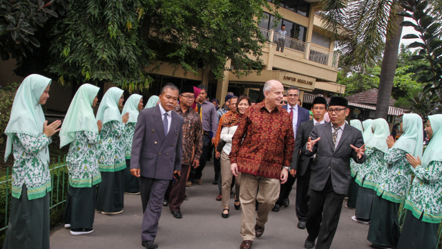 Dubes AS JR Donovan ke Ponpes Assalaam  (Foto: Mohammad Ayudha/Antara)