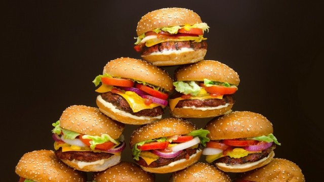 Burger, makanan lezat kesukaan semua orang. (Foto:  abwaba.com)