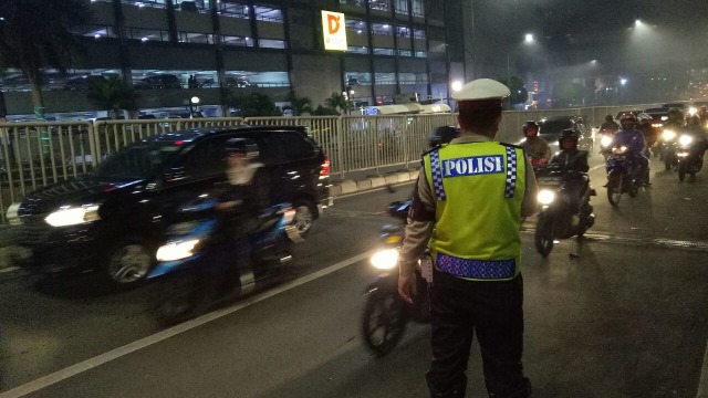 Polantas mengatur jalanan. (Foto: Anggi Dwiki Dermawan/kumparan)