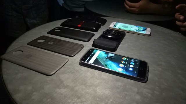 Kumpulan aksesori Moto Z. (Foto: Jofie Yordan/kumparan)