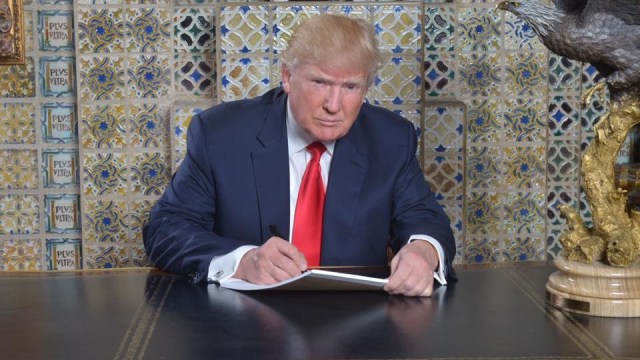Donald Trump menulis pidato pelantikannya. (Foto: Doc. Facebook: Donald Trump)