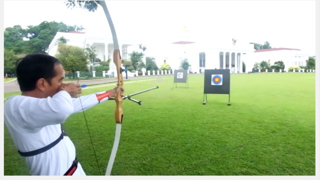 Jokowi latihan memanah (Foto: Vlog Presiden Joko Widodo)
