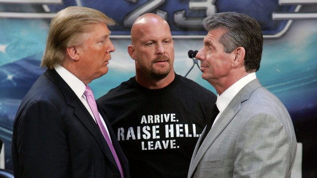 Trump, Stone Cold, dan McMahon (Foto: Bryan Bedder/Getty Images)