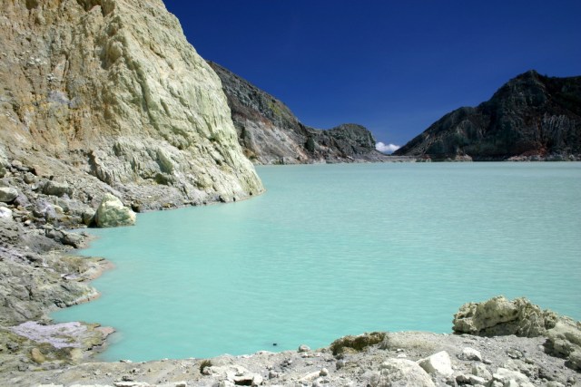 Pemandangan di Kawah Ijen. (Foto: Justin Blethrow/Wikimedia Commons)