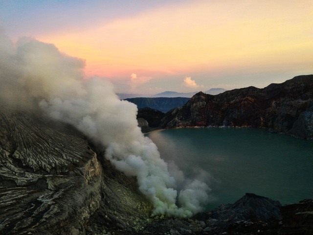 Panorama Kawah Ijen saat menjelang sunrise. (Foto: Naufal Abdurrasyid/kumparan)