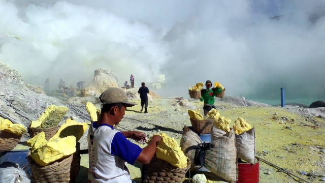Aktivitas penambang belerang di Kawah Ijen. (Foto: Afandi Ahmad/Pixabay)