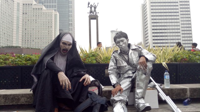 Pria berkostum Valak di Bundaran HI (Foto: Aria Pradan/kumparan)