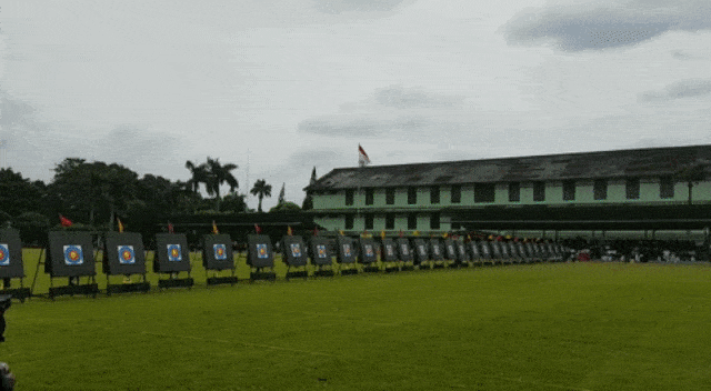Jokowi latihan jelang kejuaraan panahan di Bogor. (Foto: Yudhistira Amran Saleh/kumparan)