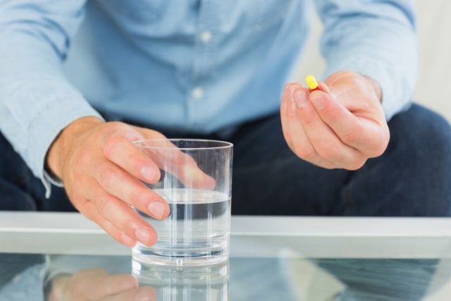 Meminum obat (ilustrasi). (Foto: Thinkstock)
