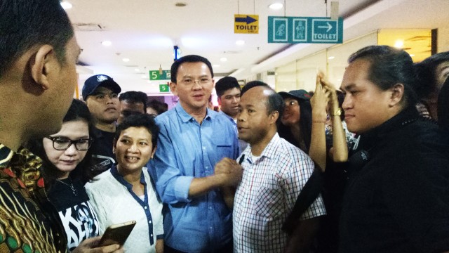 Ahok menonton film Widji Thukul di Blok M Square (Foto: Ainul Qalbi/kumparan)