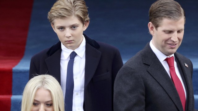 Barron Trump dan Eric Trump (Foto: Carlos Barria/Reuters)