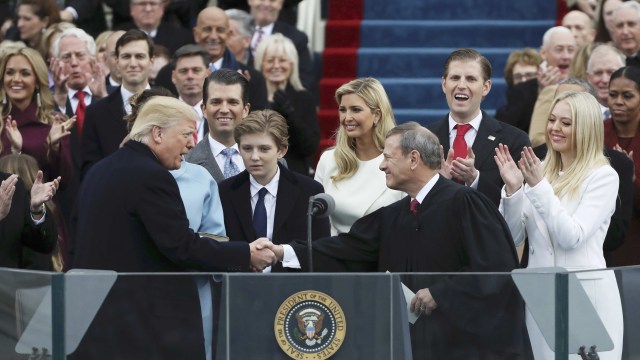 Barron Trump saat inaugurasi ayahnya (Foto: Carlos Barria/Reuters)