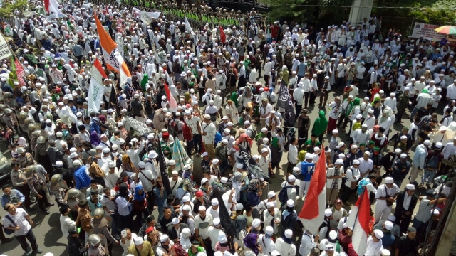 Kepadatan  massa FPI di depan Polda Metro Jaya (Foto: Aria Pradana/kumparan)