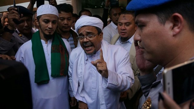 Rizieq memberikan pernyataan sebelum diperiksa (Foto: Aditia Noviansyah/kumparan)