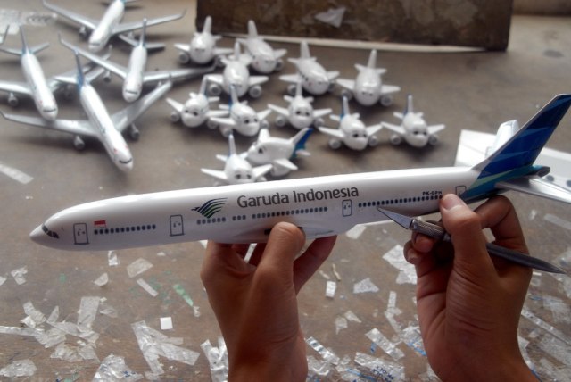 Miniatur pesawat Garuda Indonesia (Foto: Yulius Satria Wijaya/Antara)