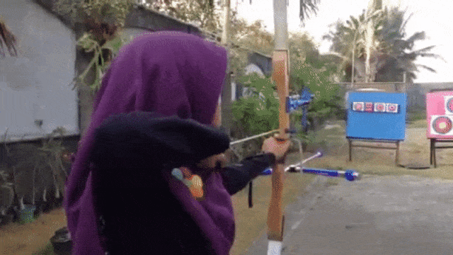 Muslimah memanah (Foto: Youtube/Imam Sarjono)