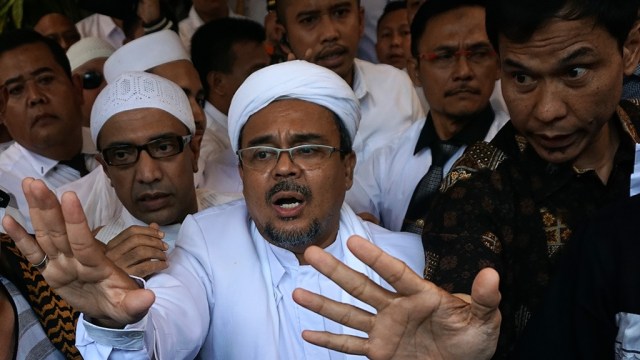 Rizieq Shihab tiba di Polda. (Foto: Aditia Noviansyah/kumparan)