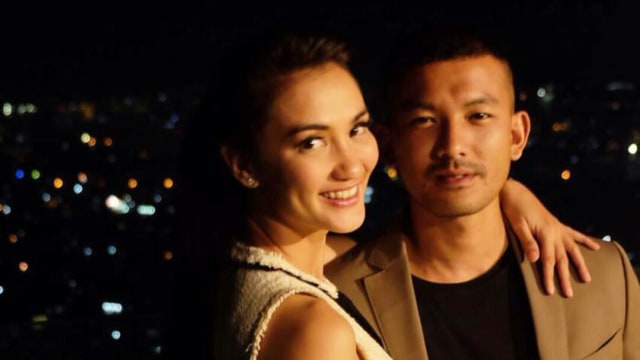 Kemesraan pasangan suami istri. (Foto: Instagram @atiqahhasiholan)