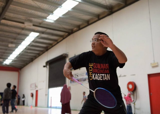 Denny Indrayana Bermain Badminton (Foto: Facebook Denny Indrayana)