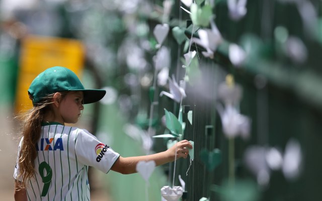 Bocah pendukung Chapecoense (Foto: Paulo Whitaker/Reuters)