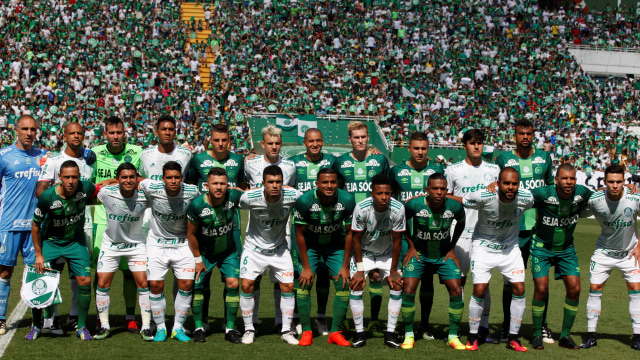 Pemain Chapecoense & Palmeiras berpose bersama (Foto: Paulo Whitaker/Reuters)