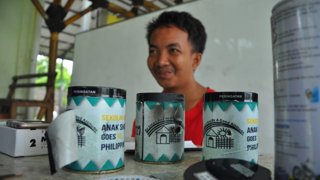 Ridwan membuat sendiri kamera lubang jarum. (Foto: Kevin Kurnianto/kumparan)