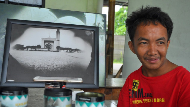 Ridwan dan hasil karya sang murid. (Foto: Kevin Kurnianto/kumparan)