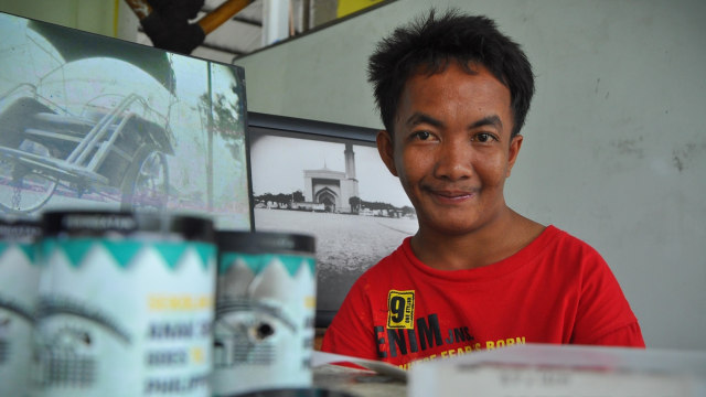 Ridwan dan peralatan membuat kamera. (Foto: Kevin Kurnianto/kumparan)