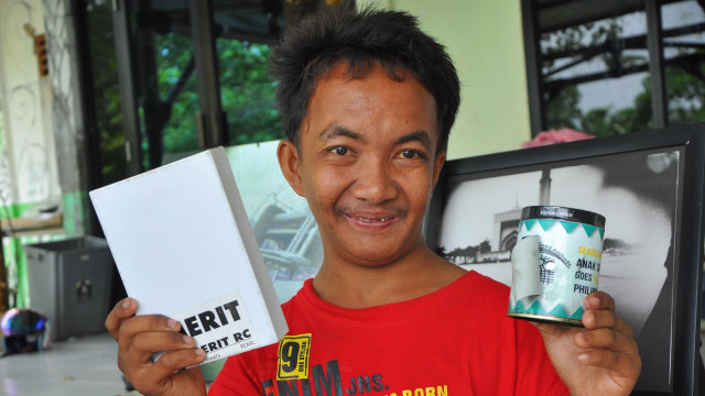 Ridwan dan alat tempur kamera lubang jarum. (Foto: Kevin Kurnianto/kumparan)