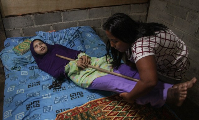 Sulami, penderita penyakit Ankylosing Spondylitis (Foto: Mohammad Ayudha/Antara)