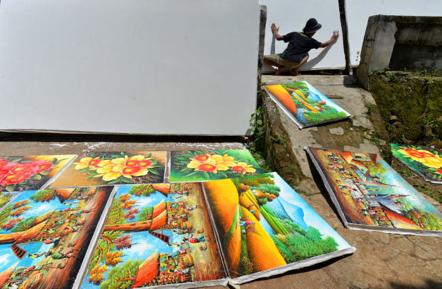 Proses pembuatan lukisan Jelekong (Foto: Andika Wahyu/Antara Foto)