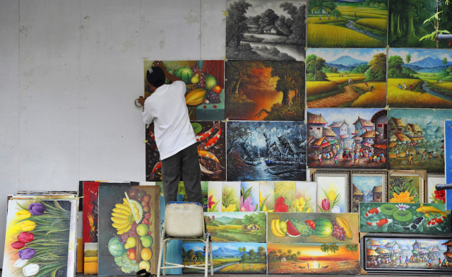 Penjual lukisan Jelekong merapikan dagangan (Foto: Andika Wahyu/Antara Foto)