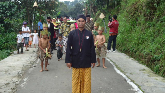 Trisno bersama warga Desa Tanon (Foto: blogspot/pokdarwi)