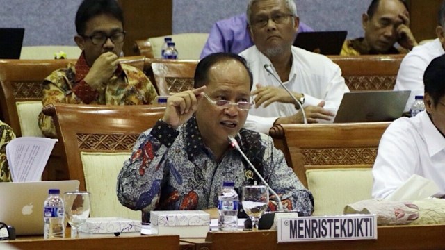 Menristek Muhammad Nasir dalam rapat di DPR. (Foto: Fanny Kusumawardhani/kumparan)
