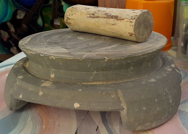 Peralatan membuat bedak thanaka. (Foto: Dok. Wikimedia Commons)