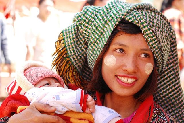 Bedak thanaka digunakan di Myanmar. (Foto: Wikimedia Commons)