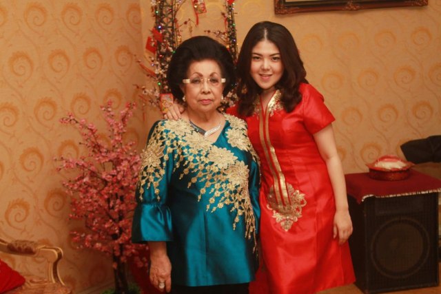 Tina Toon dan sang Oma. (Foto: Munady/kumparan)