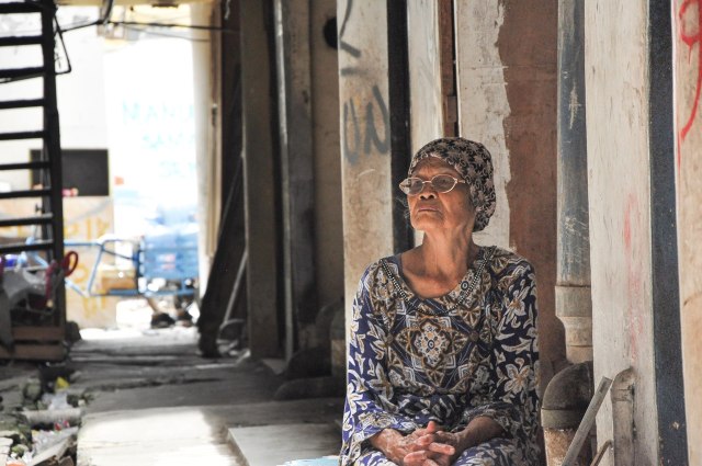 Nenek sedang menanti janji revitalisasi rusun. (Foto: Kevin Kurnianto/kumparan)