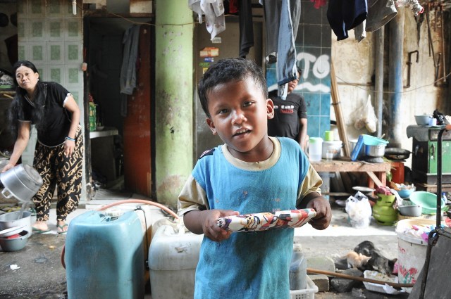 Bocah cilik yang tinggal di rusun. (Foto: Kevin Kurnianto/kumparan)