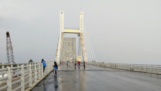 Jembatan Emas jadi obyek wisata foto (Foto: Dokumentasi  Djoko Setijowarno)