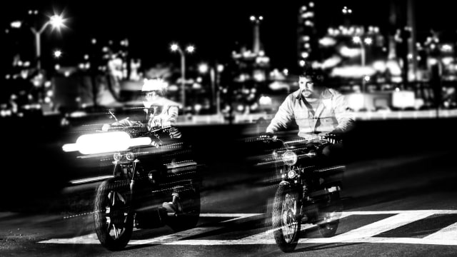 Riding Motorbike (Foto: Adam Porter)