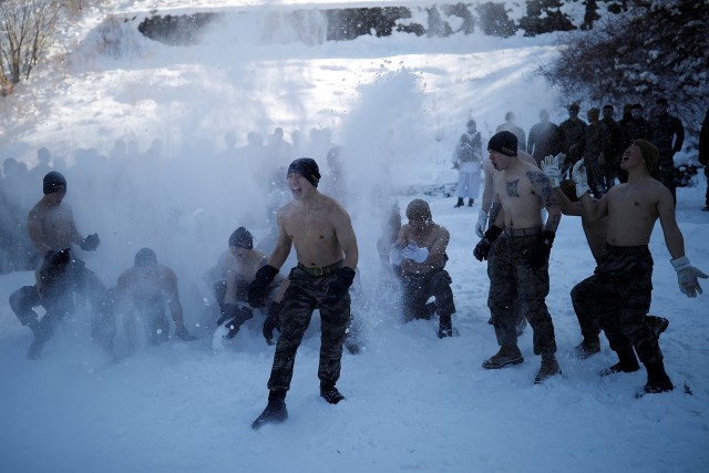 Militer AS dan Korea Selatan di atas salju. (Foto: Reuters/Kim Hong-Ji)