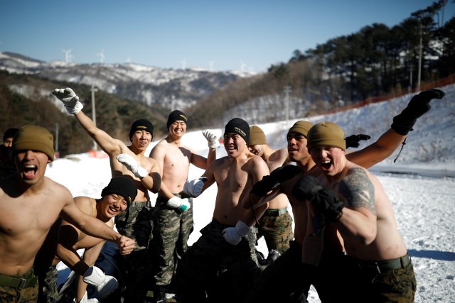 Para marinir buka baju di tengah dinginnya salju. (Foto: Reuters/Kim Hong-Ji)