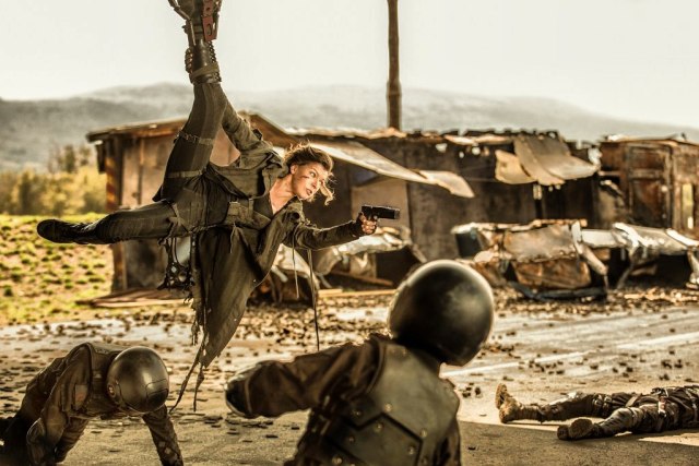 Alice sendirian melawan Umbrella Corp. (Foto: Sony Pictures Entertainment)