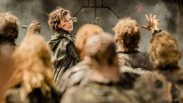 Alice dikejar zombie (Foto: Sony Pictures Entertainment)