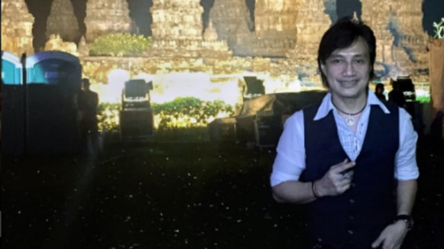 Katon Bagaskara saat konser dengan Kla Project (Foto: Instagram Katon Bagaskara)