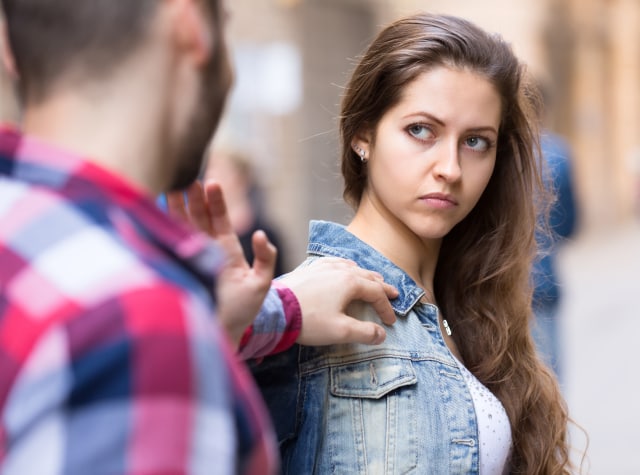 Ilustrasi penolakan perempuan terhadap catcall (Foto: JackF / Getty Images)