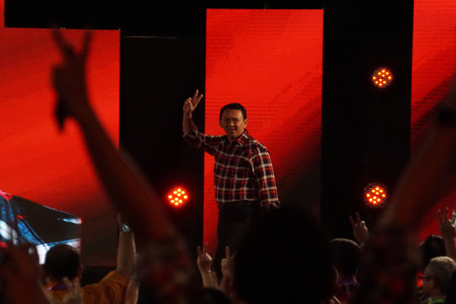 Ahok mengangkat dua jari. (Foto: Aditia Noviansyah/kumparan)