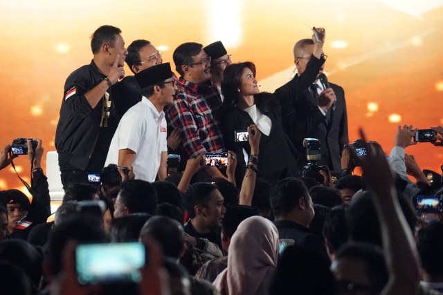 Foto bersama akhir dari debat pilgub kedua. (Foto: Aditia Noviansyah/kumparan)
