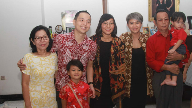 Ernest merayakan Imlek dirumah Tantenya. (Foto: Munady Widjaja/kumparan)